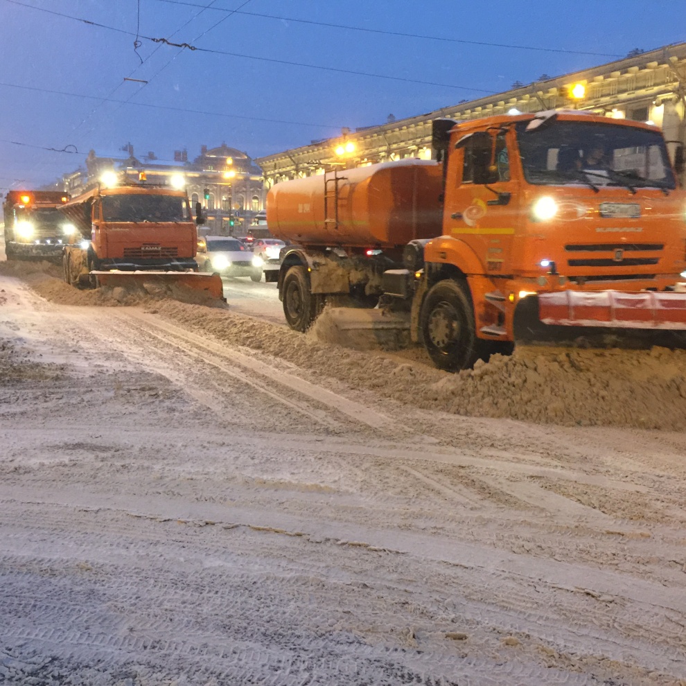 Уборочная техника в колоннах работает на основных магистралях города -  Официальный сайт Администрации Санкт‑Петербурга