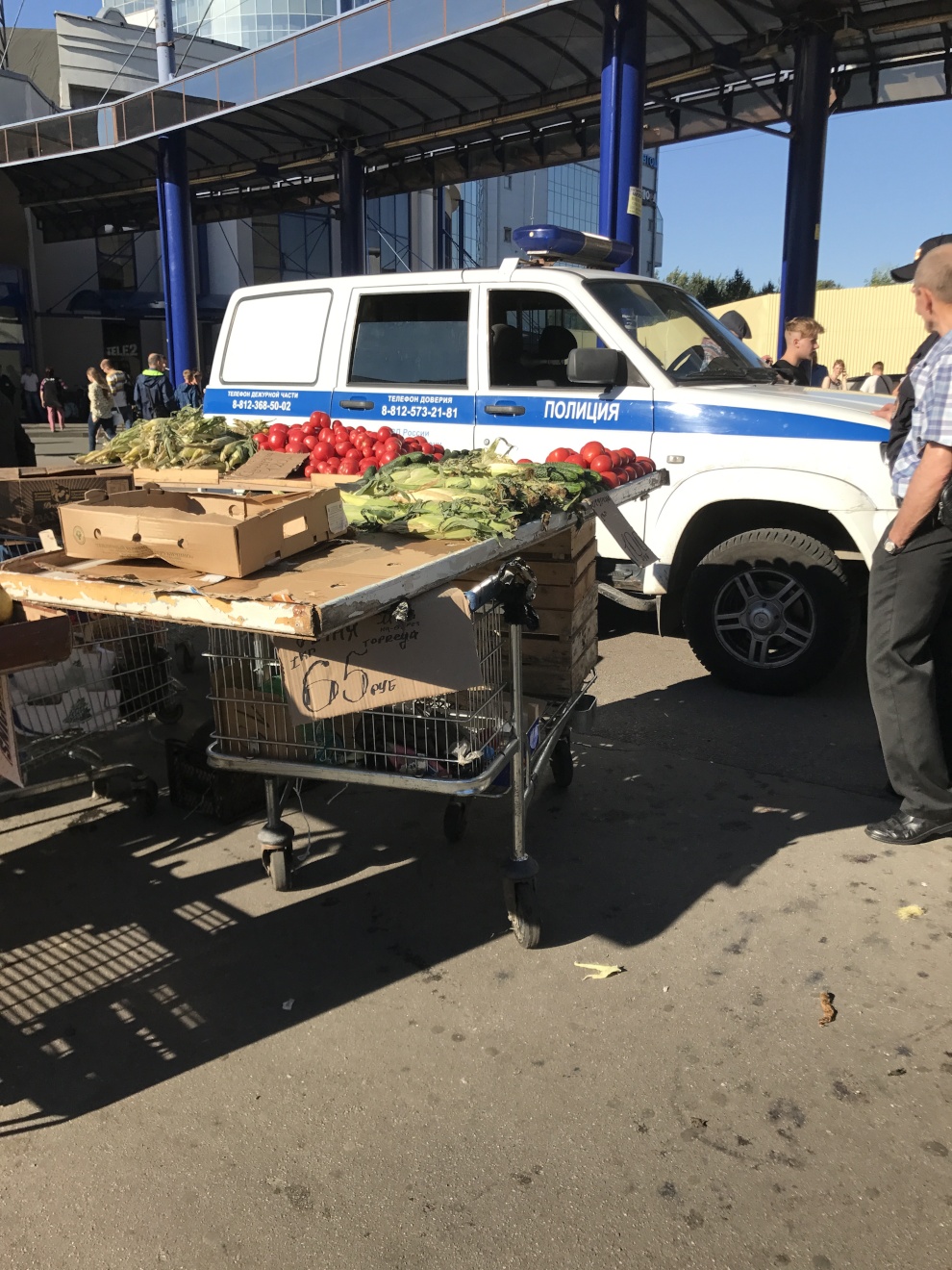 В Невском районе прошел рейд против несанкционированной торговли -  Официальный сайт Администрации Санкт‑Петербурга