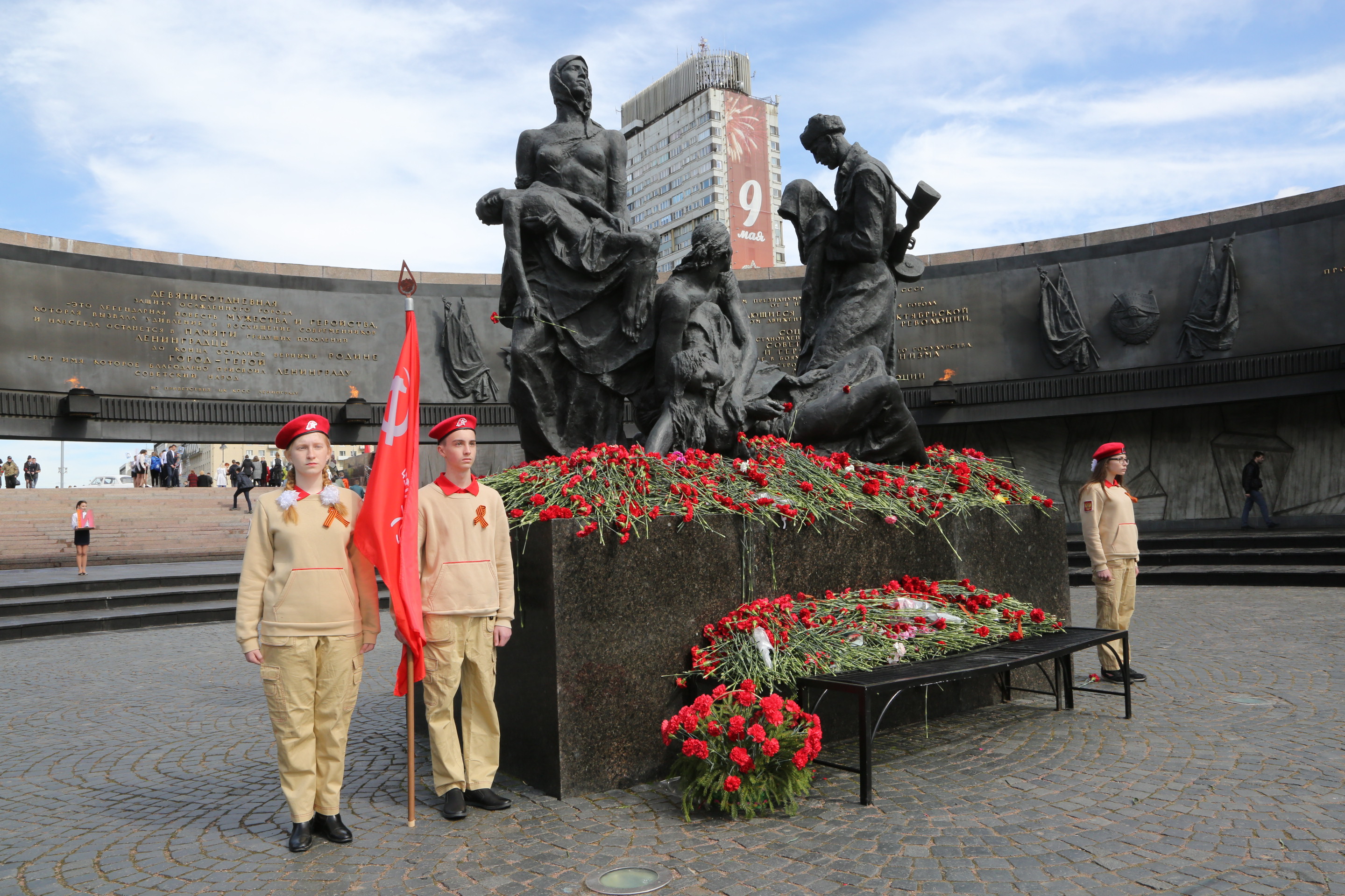 Санкт петербург про войну. Памятник площадь Победы Санкт-Петербург. Мемориальный комплекс защитникам Ленинграда. Площадь Победы СПБ мемориал. Памятник героическим защитникам Ленинграда.