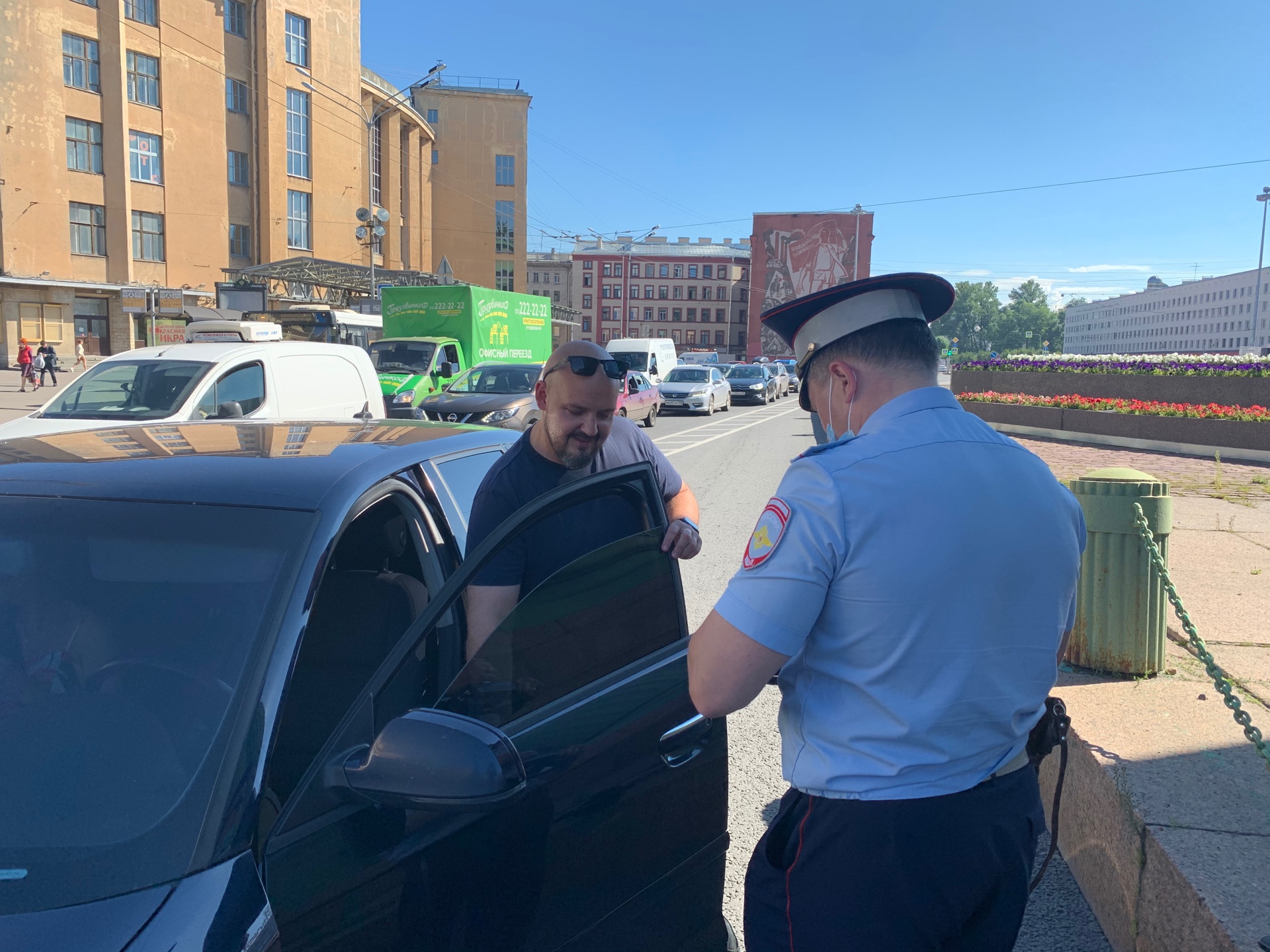 В Кировском районе идёт активная борьба с затонированными стёклами -  Официальный сайт Администрации Санкт‑Петербурга