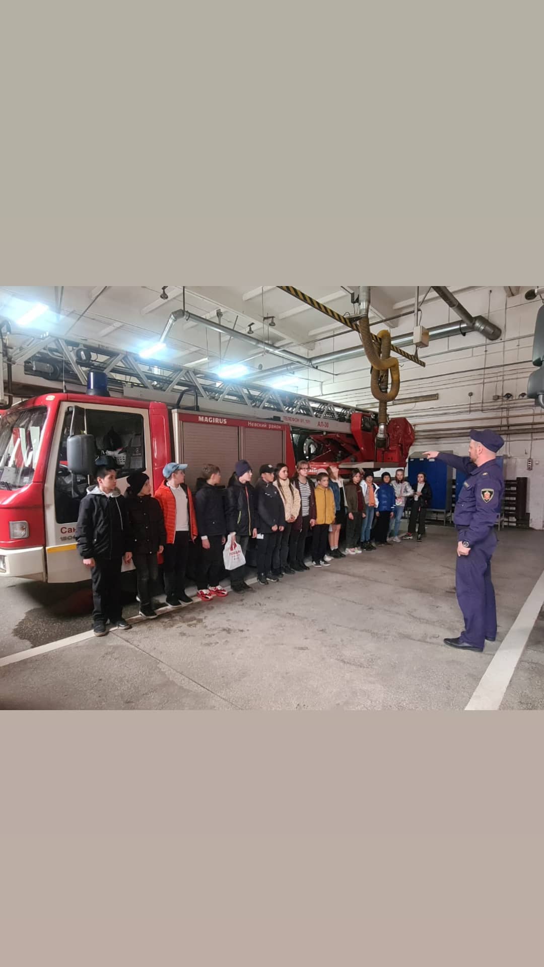 В Невском районе для детей организована экскурсия в 52-ю  пожарно-спасательную часть Невского района - Официальный сайт Администрации  Санкт‑Петербурга