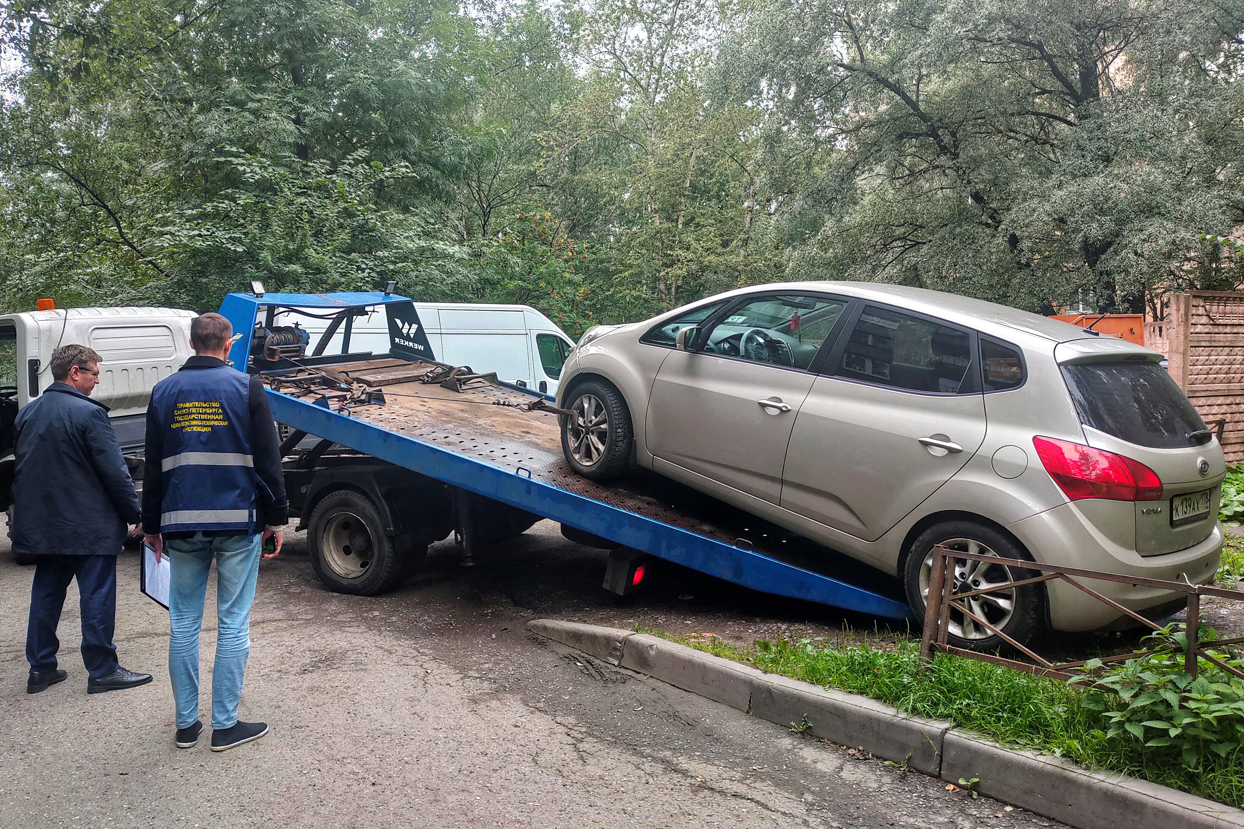 За нарушение правил парковки во дворах машины впервые отправлены на  штрафстоянку - Официальный сайт Администрации Санкт‑Петербурга