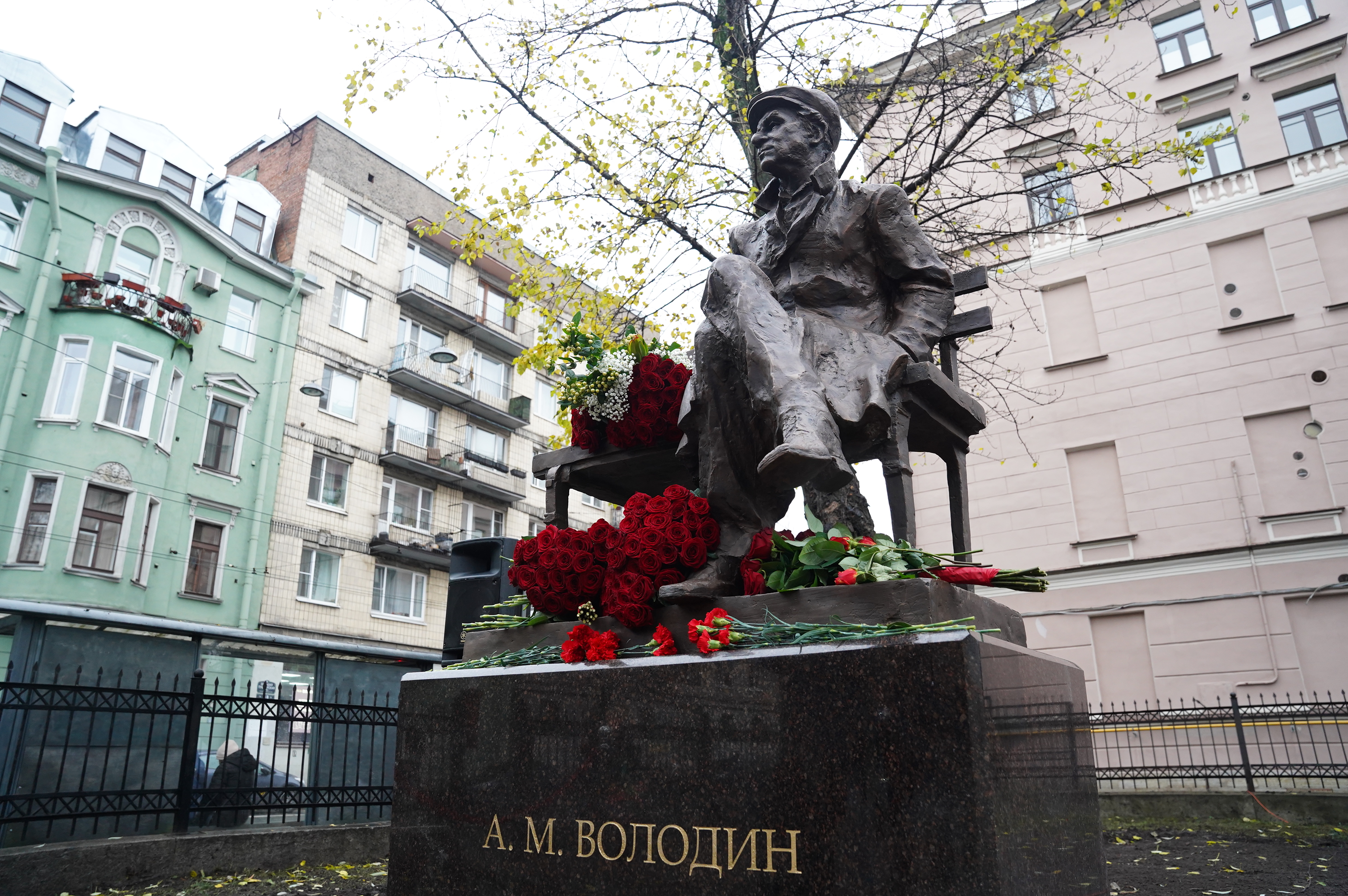 Сквер володина на васильевском. Памятник Александру Володину Санкт-Петербург. Матвеевский сад памятник Володину. В Матвеевском саду памятник Александру Володину.