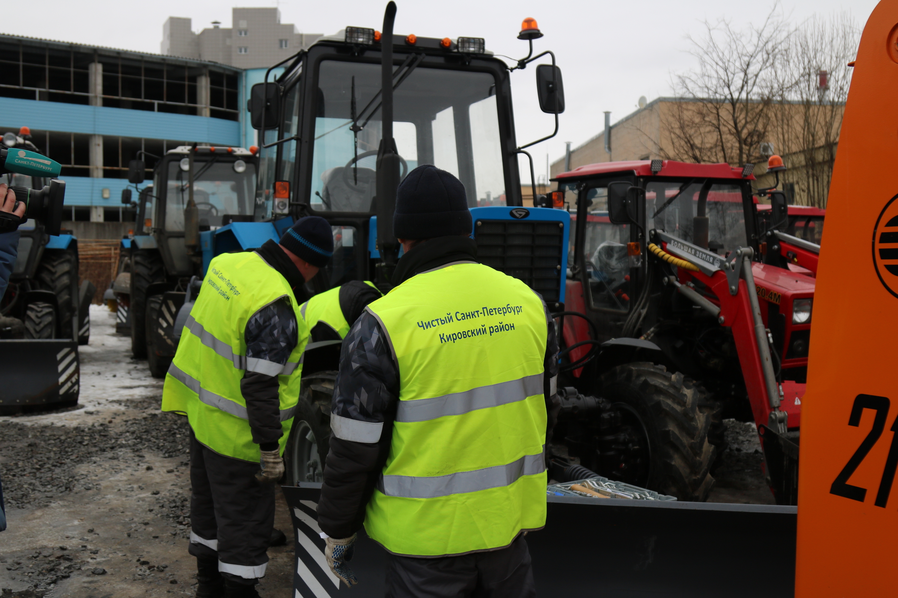 Новую систему уборки дворов Кировского района оценил вице-губернатор  Санкт‑Петербурга Анатолий Повелий - Официальный сайт Администрации  Санкт‑Петербурга