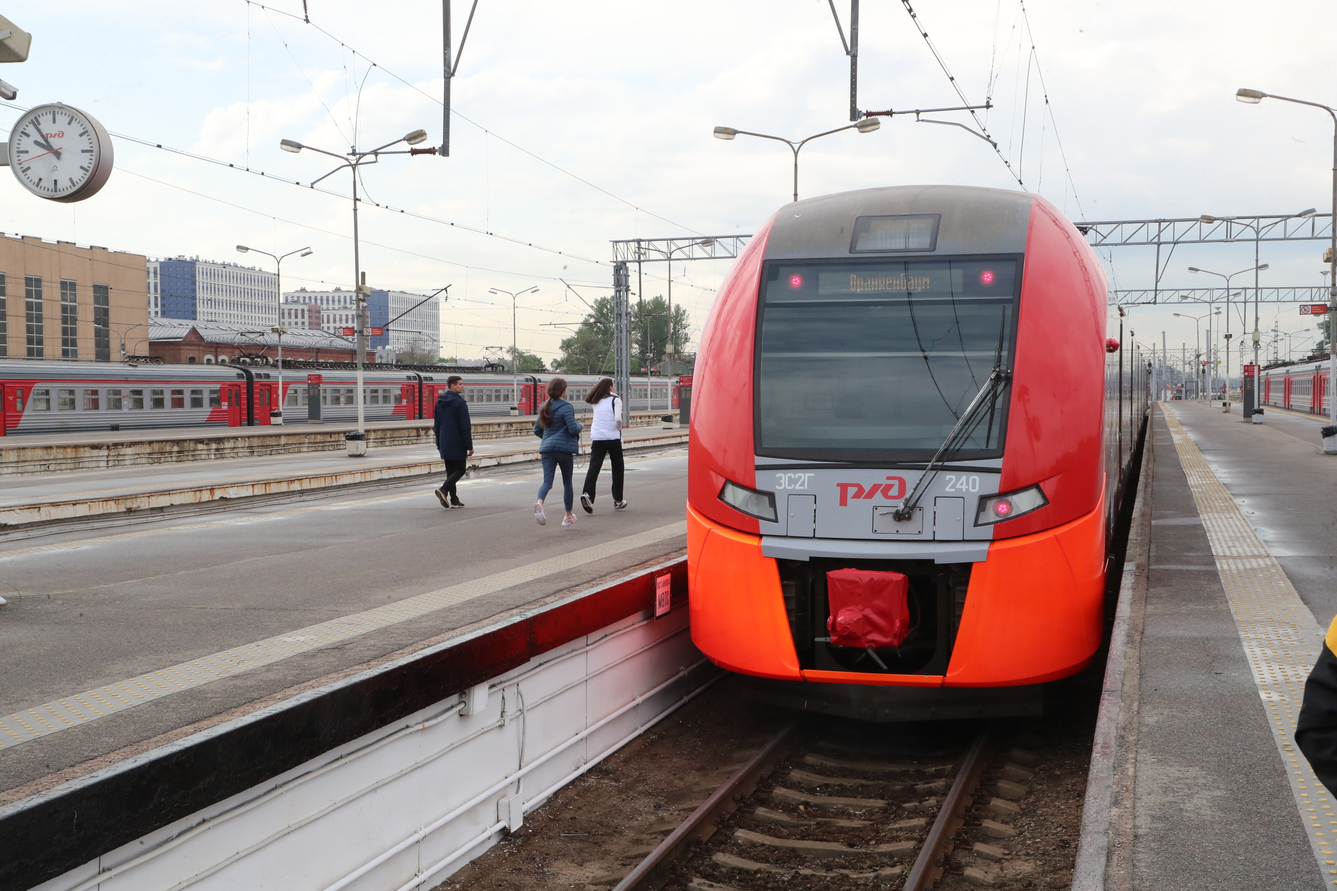 Ласточка из питера в москву. Ласточка на Балтийском вокзале. Поезд Ласточка СПБ. Ласточка электропоезд. Скоростной поезд Ласточка.